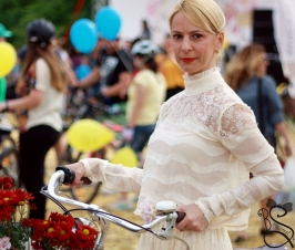The beauty of white lace at Skirt Bike